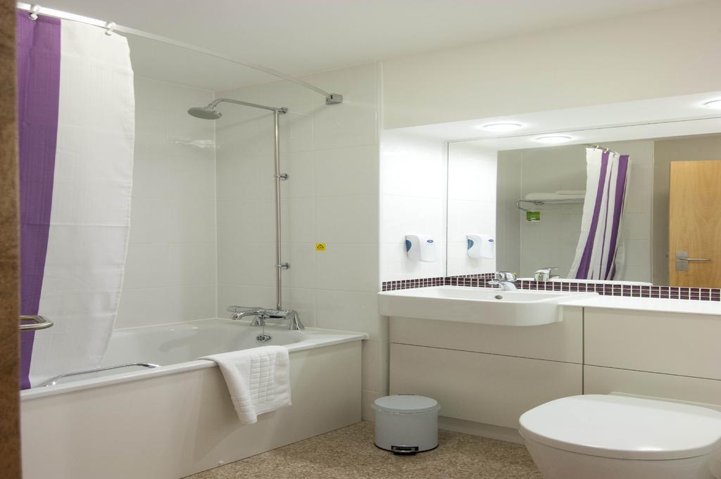 Premier Inn Birmingham City - Aston الغرفة الصورة